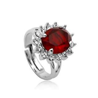 Кольцо с крупным красным камнем Swarovski