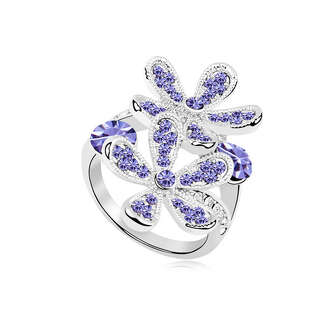 Крупное кольцо цветы с фиолетовыми камнями